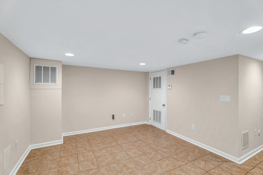 Building Photo - 1921 Bennett Pl NE