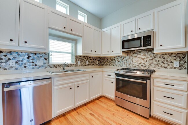 Building Photo - 5941 S Loop E