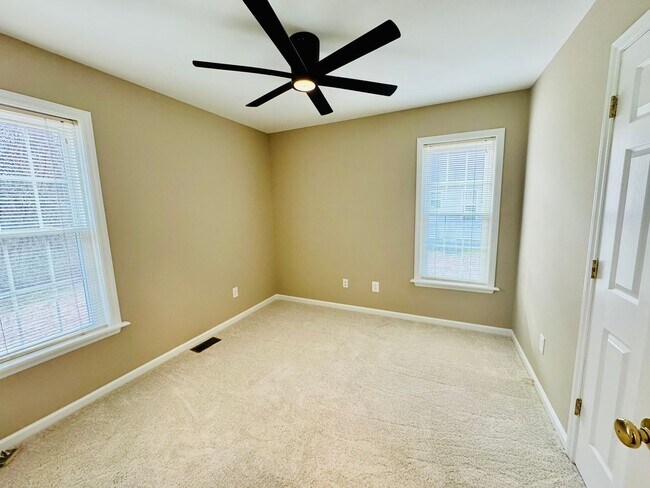 Building Photo - 6904 Fox Haven Pl