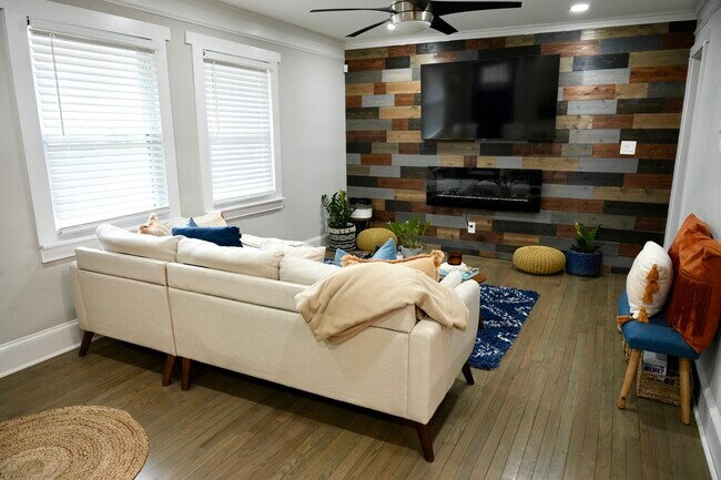 Living room - 1532 Belva Ave