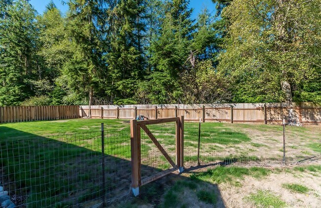 Building Photo - Spacious Coupeville Home!