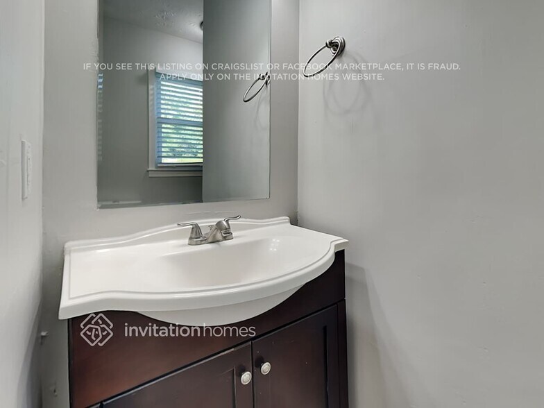 Building Photo - 5847 Meadow View Ln