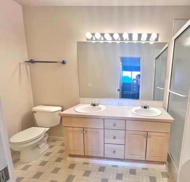 Master Bathroom - 15340 Macadam Rd S