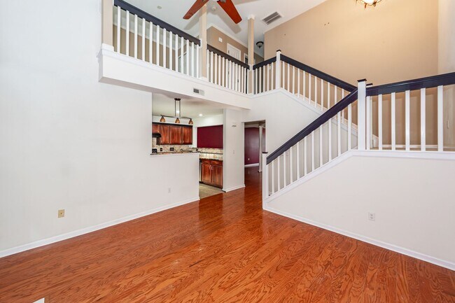 Building Photo - 3 Bedroom 3 Bath Townhome in Persimmon Hil...