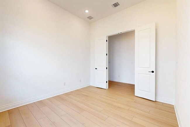 Building Photo - 1208 White Daisy Ln