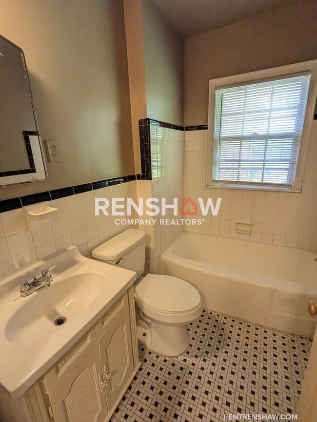 Building Photo - Convenient, 3/2 Home In East Memphis Now A...