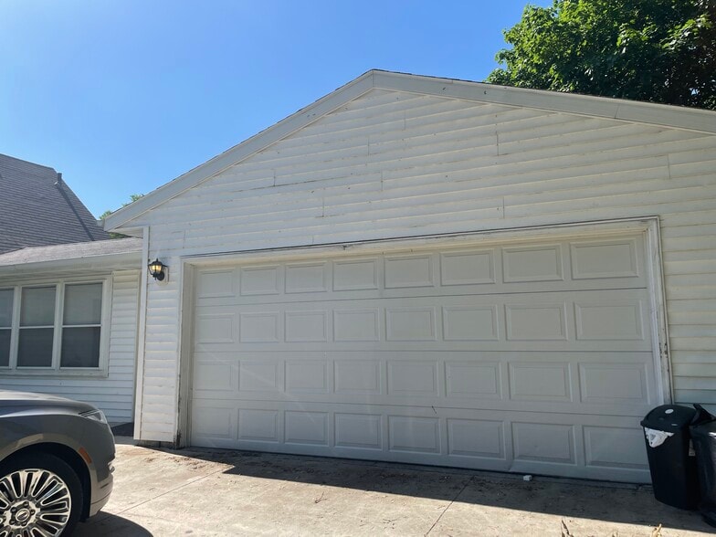 2 car attached garage - 282 N Franklin St