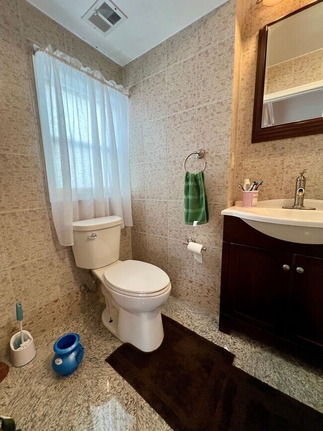 Building Photo - Gorgeous 4-Bedroom Townhome with One-Car Garage! Available NOW!