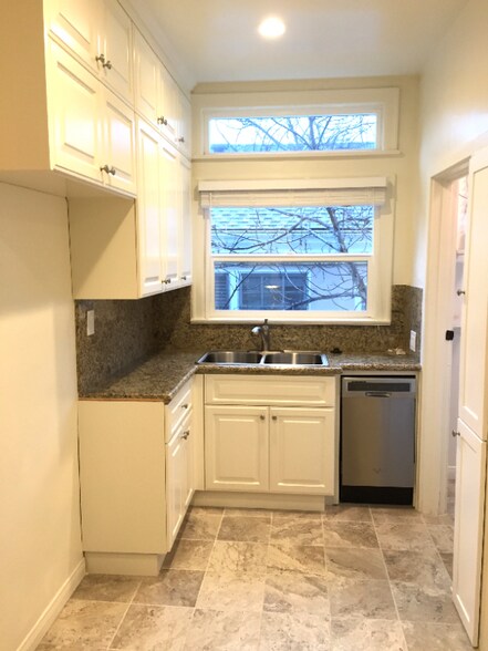 Building Photo - 1106.5 S Doheny Dr