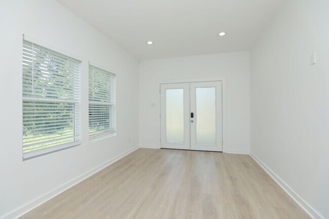 Building Photo - For Lease | 3 Bed, 2 Bath |1,350 Sq Ft |Tr...