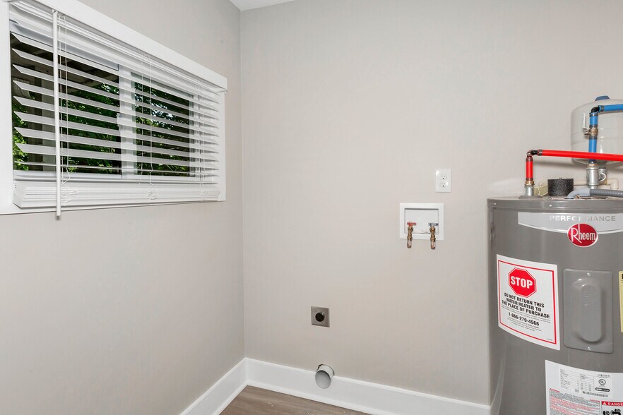 Building Photo - 1018 Fairway Dr NW