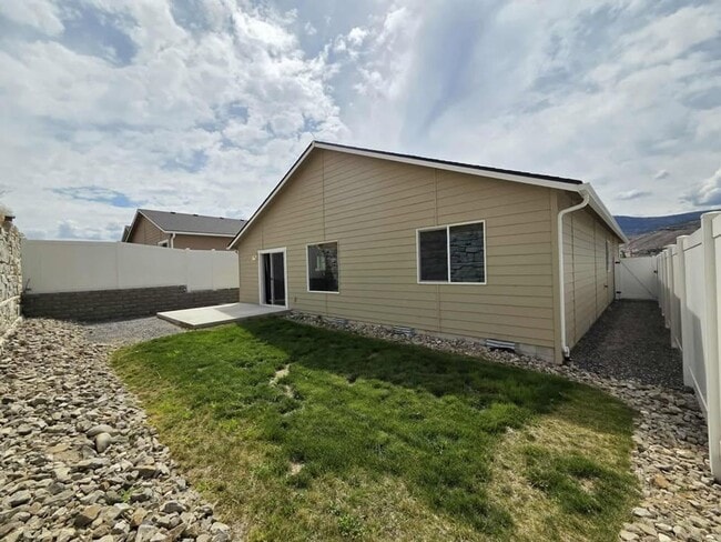 Building Photo - 2263 SE Sage Brk Rd