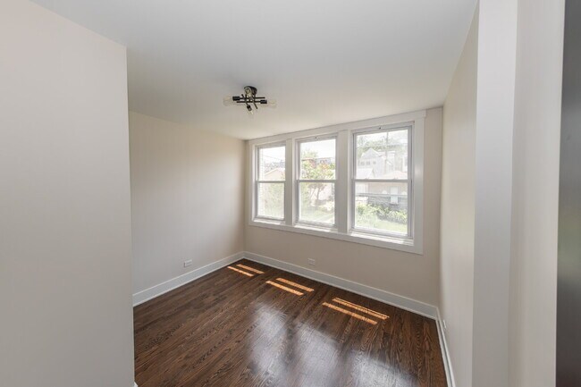 Building Photo - Beautiful 4 Bed 2 Bath home in the heart of Irving Park!