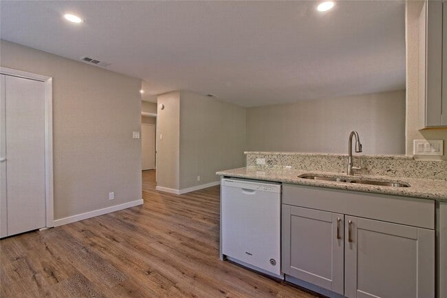 Building Photo - 401 Hedgewood Dr
