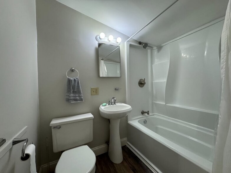 Building Photo - 121 E Main St