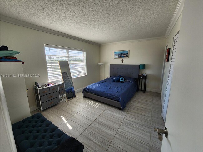 Building Photo - 3944 NE 167th St