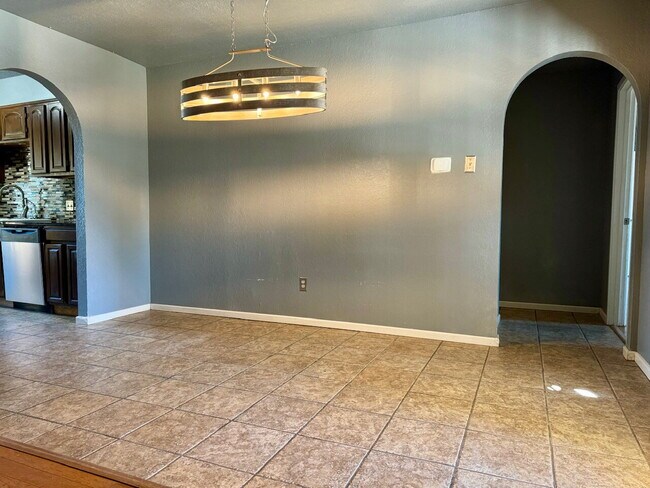 Building Photo - "Charming 3-Bed Oasis with 2 Full Baths in Lubbock – 1,610 Sq Ft of Comfort Awaits!"