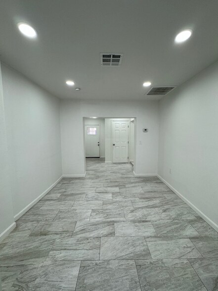 Building Photo - 1017 E West Cir Dr