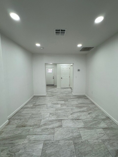 Building Photo - 1017 E West Cir Dr