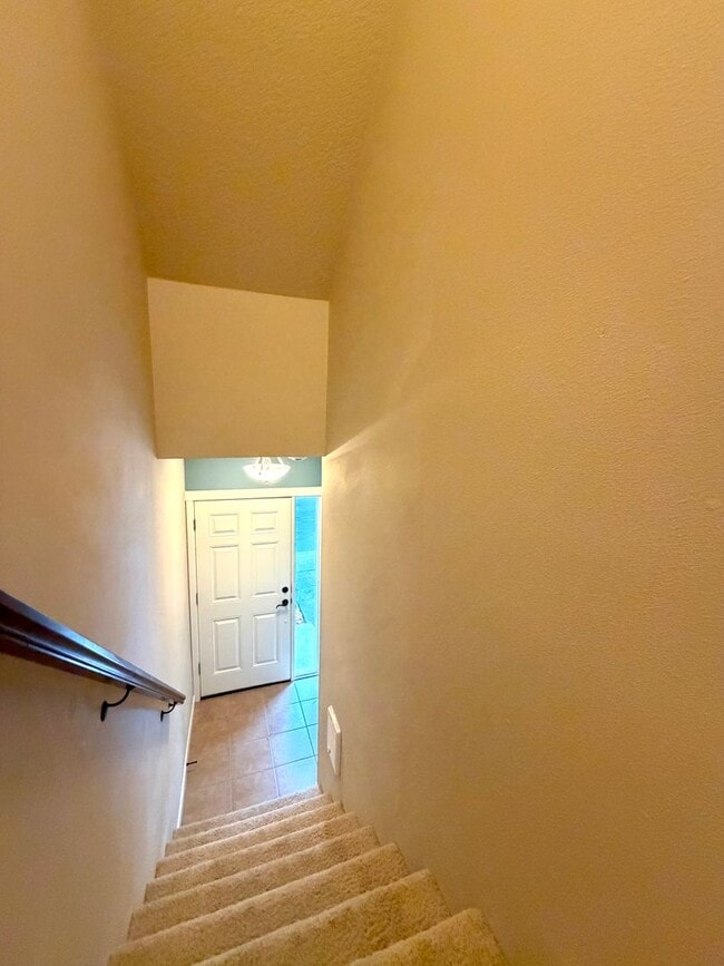 Building Photo - **FREE TWO WEEKS RENT** Sophisticated Beaverton Townhome with Multiple Floor Spacious Layout- Gre...