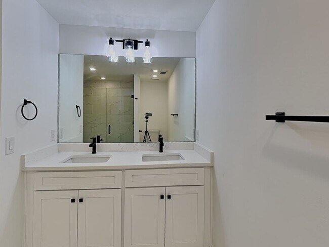 Building Photo - 2711 NE 1st Ave