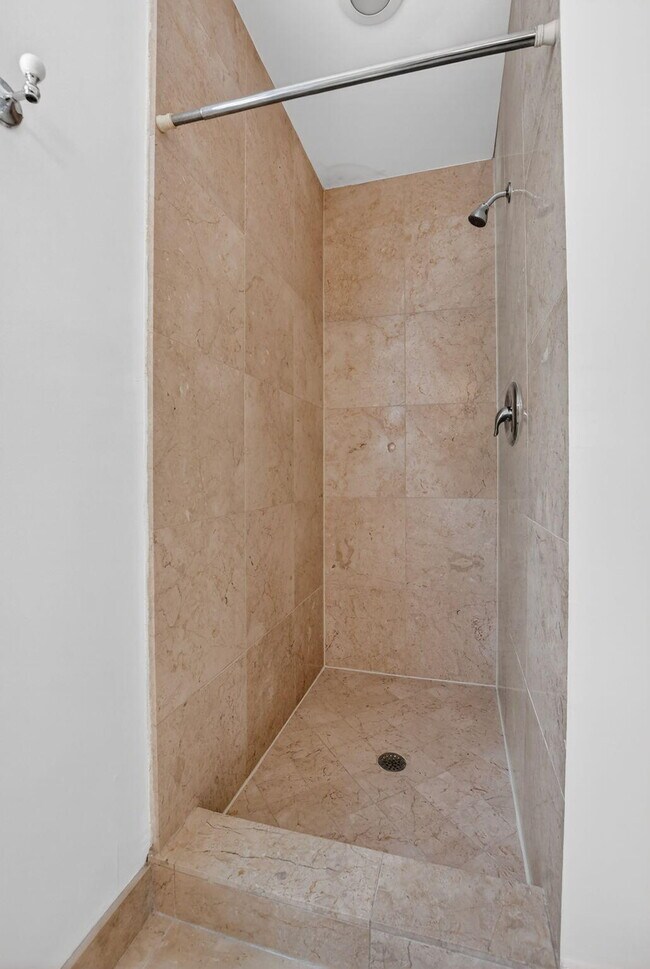 Building Photo - 616 SE 20th Ave