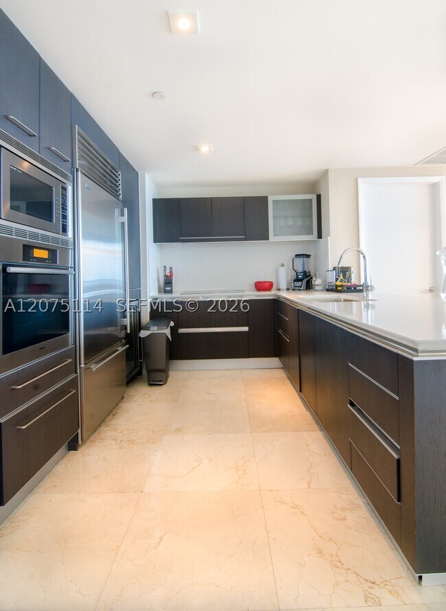 Building Photo - 17001 Collins Ave