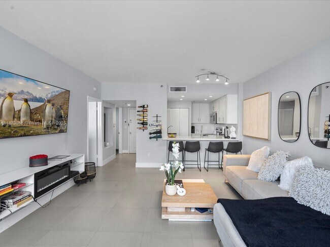 Building Photo - 540 Brickell Key Dr