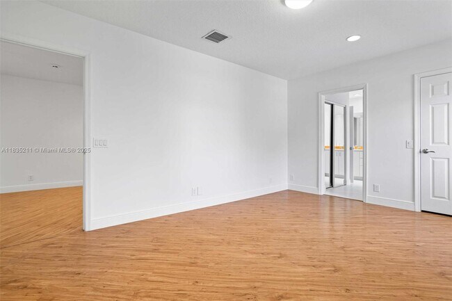 Building Photo - 926 Marina Dr