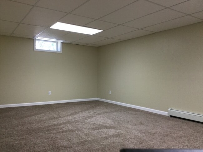 Building Photo - 565 E Chadwick Dr