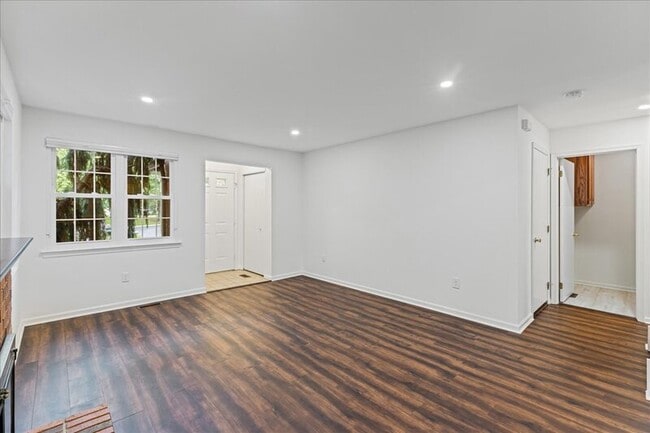Building Photo - 100 Greensward Ln