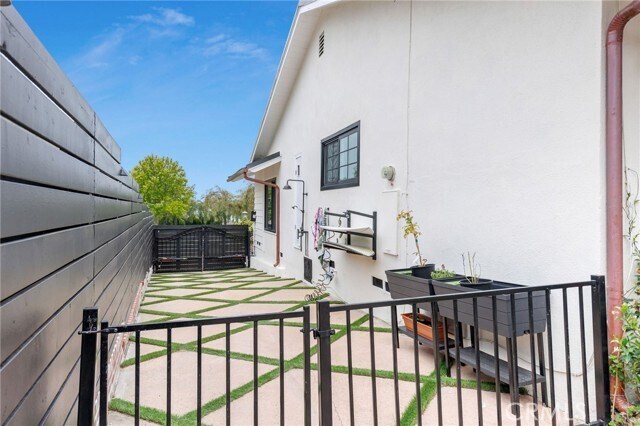 Building Photo - 2116 Palos Verdes Dr W