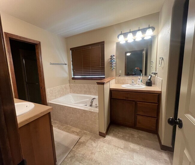 Building Photo - Beautiful single-family home in Berthoud!