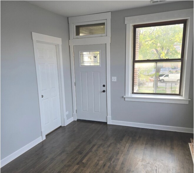 Primary Photo - 1915 N Karlov Ave