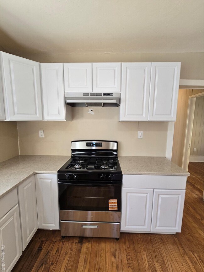 Building Photo - 25 Roosevelt Ave