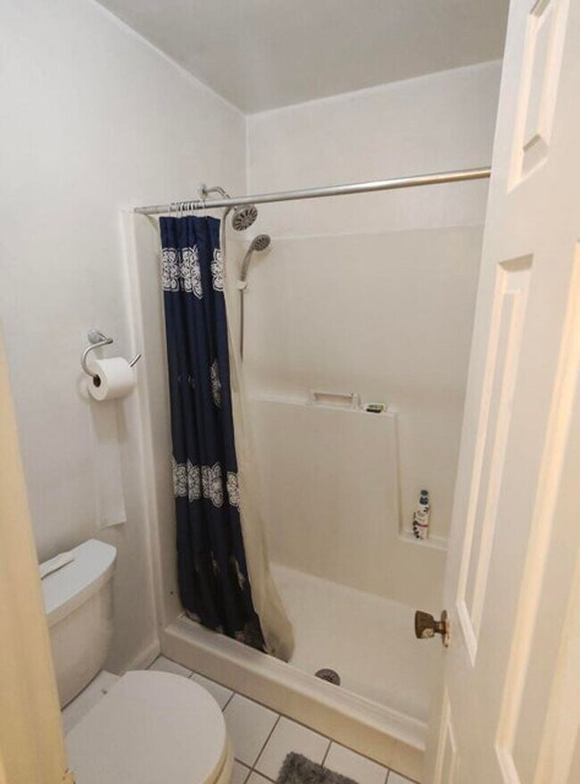 Building Photo - 616 White Water Dr