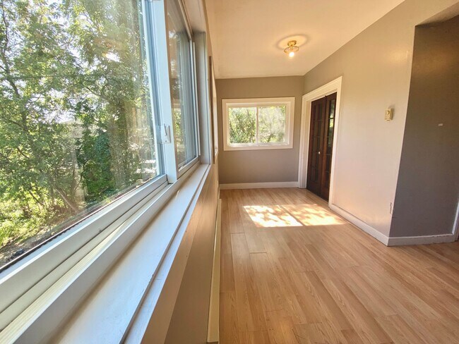 Building Photo - 2016-2018 E 6th Street