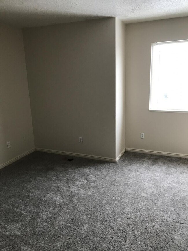 Building Photo - 808 S 150 E
