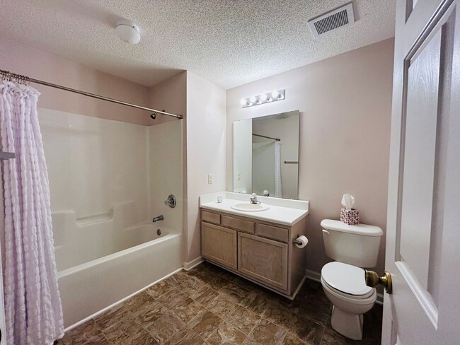 Building Photo - Beautiful Maintenance free 2 bedroom 2 bat...