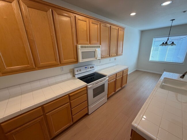 Building Photo - Dublin The Vineyards, 3 Bed 3 bath, Community Pool, Greenbelt, Close to 580 and BART