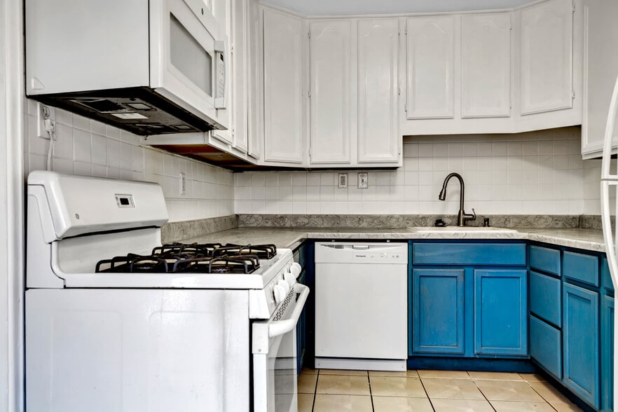 Building Photo - 4440 Turquoise Dr