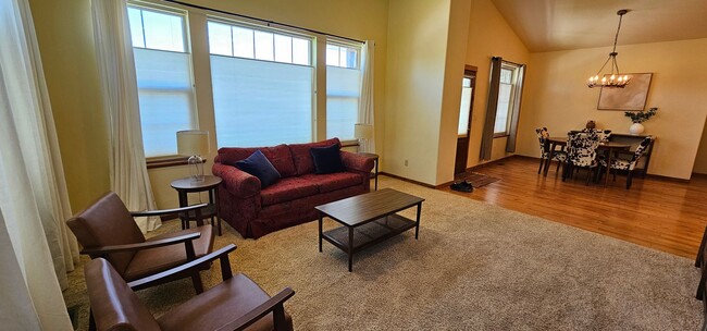 Building Photo - Beautiful 3 Bed 2 Bath One-Level Home Available in Quiet Neighborhood