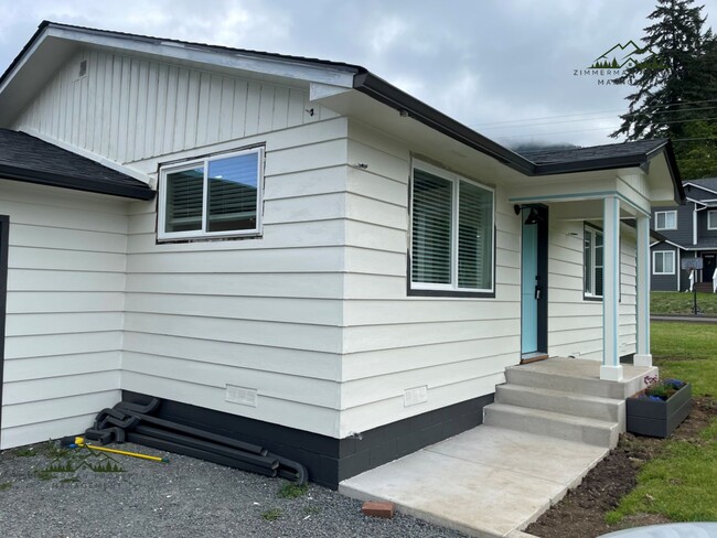 Building Photo - UPDATED 2 Bedroom, 1 Bathroom Home in Lowell