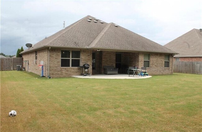 Building Photo - 2864 Vanike Dr