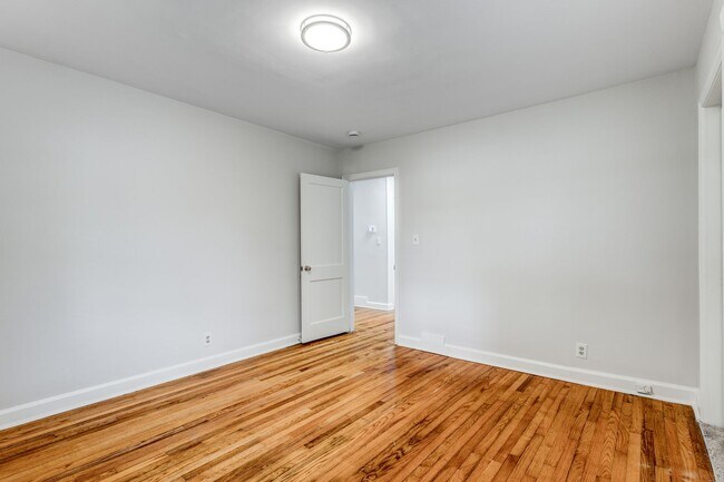 Building Photo - 2 Bed, 2 Bath in the Garden Homes neighborhood of Greensboro!