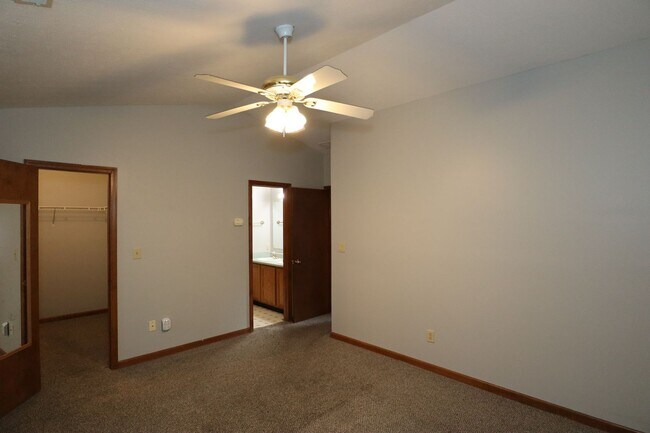 Building Photo - 3 Bedroom Fishers Rambler!