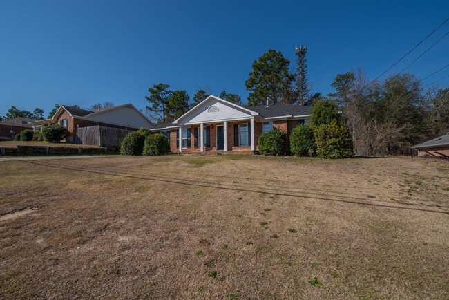 Building Photo - Delightful Pepperidge Home with Fireplace & Large Backyard