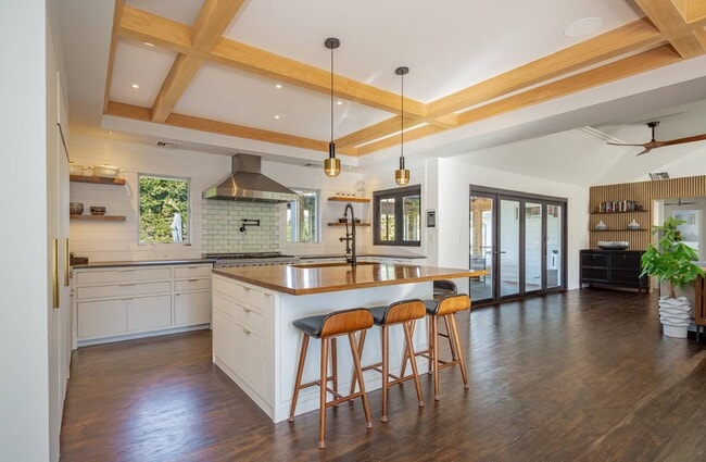 Building Photo - 89 Pantigo Rd