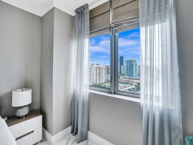 Building Photo - 2602 E Hallandale Beach Blvd