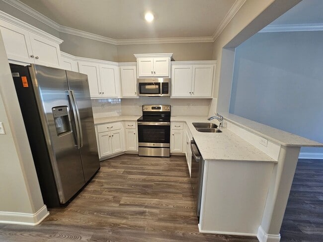 Building Photo - LUXURY TOWNHOME  IN THE CENTER OF MANCHESTER!